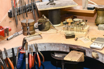 精工细作 男性工匠手中玻璃与金属玻璃刀模具的技艺传承